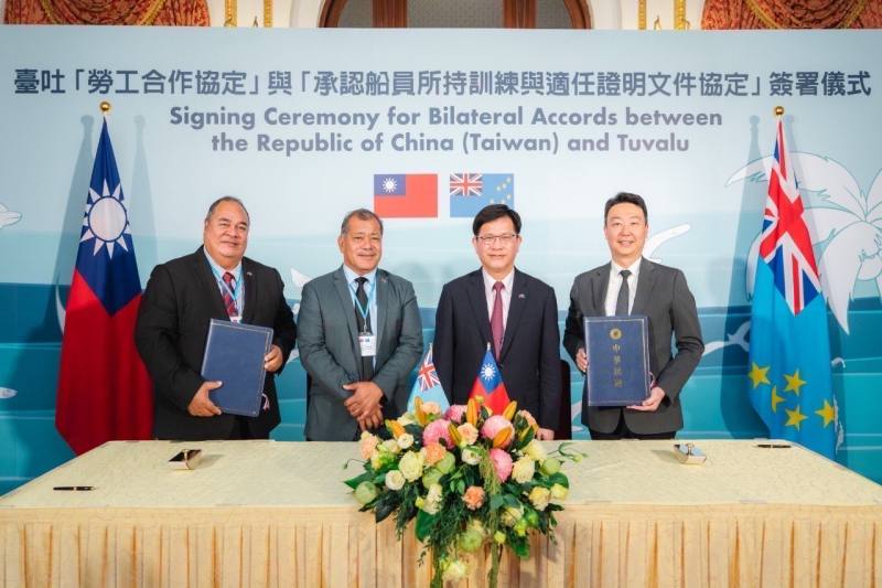 外交部長林佳龍（右二）與吐瓦魯國副總理倪樂索尼（左二）共同見證勞動部長洪申翰（右一）與吐國外交、貿易及勞工部長帕納巴（左一）簽署簽署台吐「勞工合作協定」。