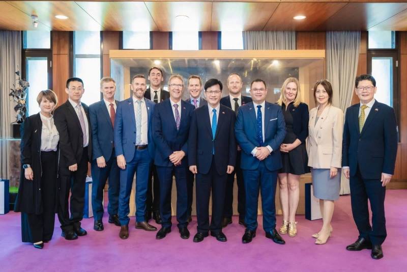 外交部長林佳龍（前排右五）與紐西蘭國會議員訪問團及陪賓合影留念