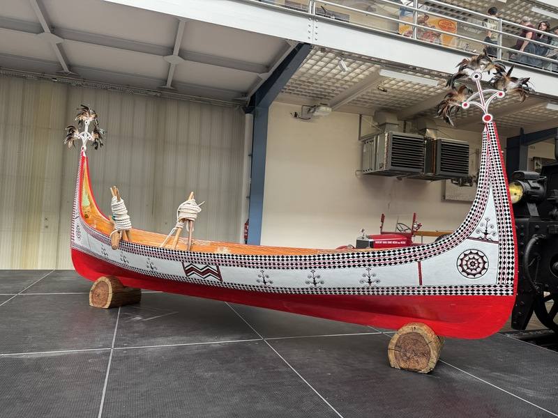 國立台灣博物館與捷克國家技術博物館合作舉辦的「獵人之徑．海人之道：台灣原住民族山林與海洋智慧」特展，夏曼．藍波安團隊打造的拼板舟從台灣運至捷克展出。