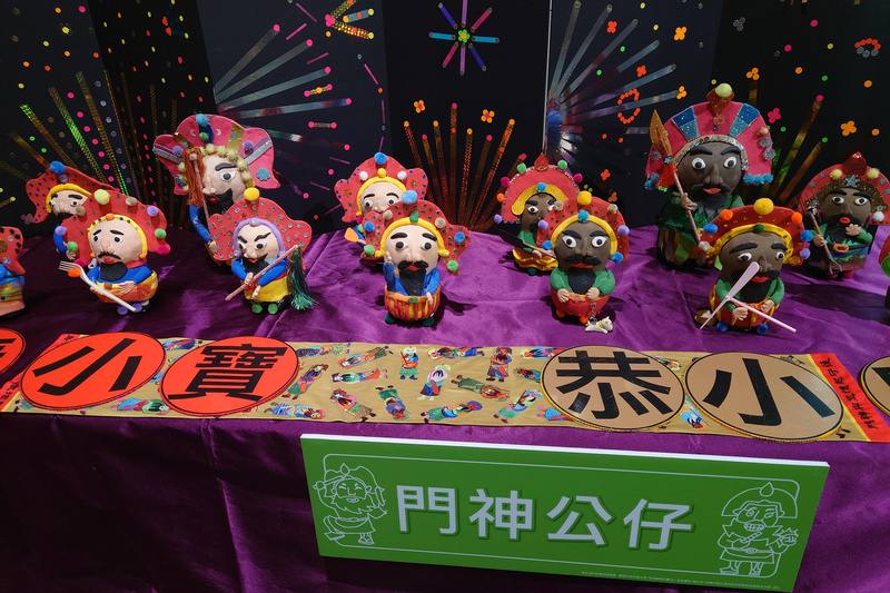 「韶藝拾光─社區長者創藝特展」即日起在台南永康社教中心展出，以藝術為媒介，邀請社區健康長者與輕中度失智長者共同創作展出，展品包含以在地宮廟門神文化製作的創意公仔。