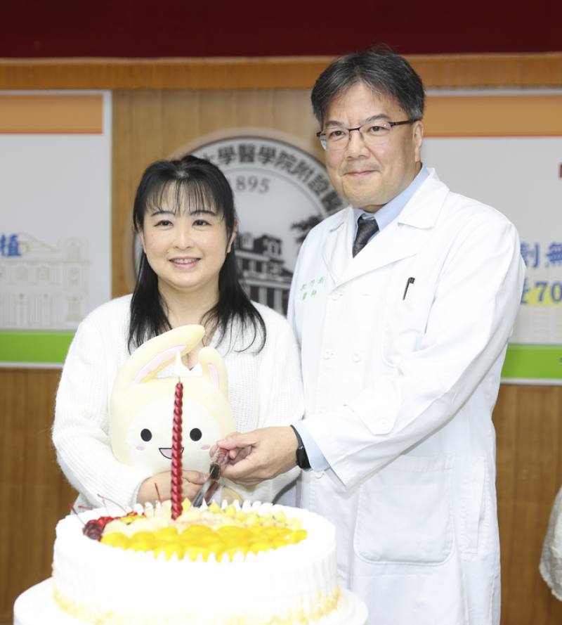 台大醫院16日發布成功完成全球首例「無缺血時間」心臟移植手術，院方舉辦記者會分享成果，首例個案蘇小姐（左）也到場感謝醫療團隊，與心臟血管外科醫師紀乃新（右）一同切蛋糕合影。