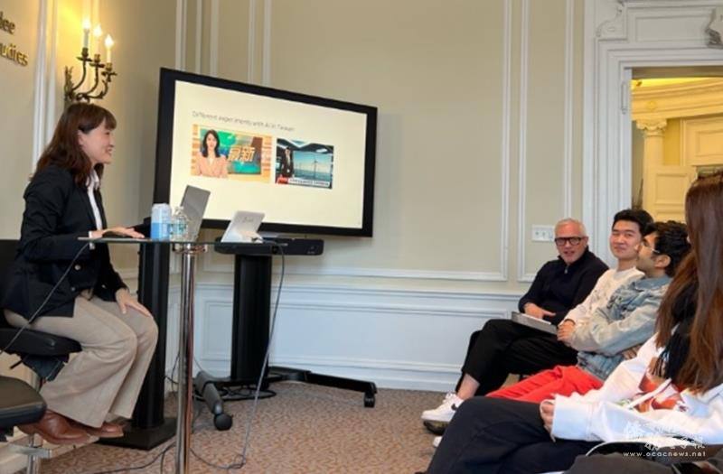 From left Dr. Lin Yi-Chieh giving details of Taiwan's AI experience to Dr. Eugenio Menegon, and audience members.