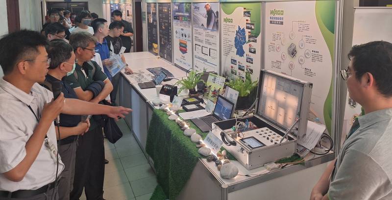 節能標竿獎觀摩會前進鴻威光電，場外展示ESCO專業輔導，導入高效設備、優化用電策略，獲得熱烈迴響