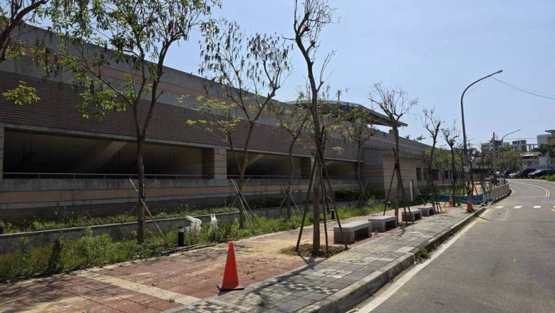 新竹縣寶山鄉長邱振瑋17日表示，將在寶山國中旁道路集中種植超過50棵黃花風鈴木，打造黃花風鈴木步道美景。（寶山鄉公所提供）