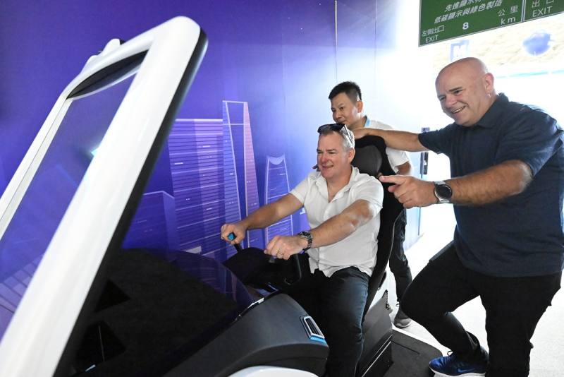 經濟部產業技術司補助工研院開發連續景深3D AR-HUD技術，將擴增實境功能應用在抬頭顯示器，可在車前3至15公尺範圍內顯示清晰立體影像，使導航指示精準貼合路面，解決既有AR-HUD僅能在固定距離提供清晰影像、3D畫面易產生暈眩、導航指示與路面分離等問題。