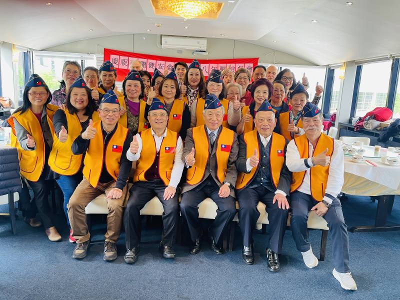 駐荷蘭代表處特任大使田中光(第一排坐者中)與旅荷榮光聯誼會理事長鍾啟元(第一排坐者左二)等與會人士會後大合照