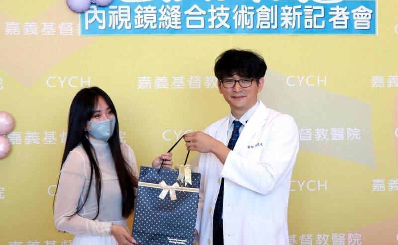 28歲邱姓女子（左）因魚刺導致食道穿孔難癒合，經2年治療都無法經口進食，經嘉義基督教醫院胃腸肝膽科醫師周莒光（右）評估病況，決定將原本應用於胃縮手術的「內視鏡縫線系統」運用於食道穿孔修補，讓患者重拾正常進食幸福。邱女17日到院感謝醫療團隊。（嘉義基督教醫院提供）