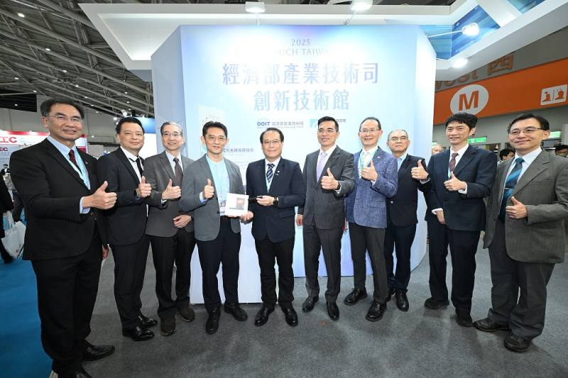 經濟部產業技術司補助工研院開發「Micro LED量子點色彩轉換膜」，使用單一藍光LED即可產生綠光或紅光，進一步縮短開發時程，推動Micro LED顯示技術邁向商業化。左起達運精密董事長蔡國新、聯策科技副總經理陳識翔、誠霸科技董事長郭時誠、經濟部產業技術司司長郭肇中、工研院材化所所長邱國展、台灣顯示器產業聯合總會理事長柯富仁、永光化學總經理陳偉望、工研院協理李宗銘、工研院電光系統所所長張世杰、工研院機械所副所長楊秉祥。