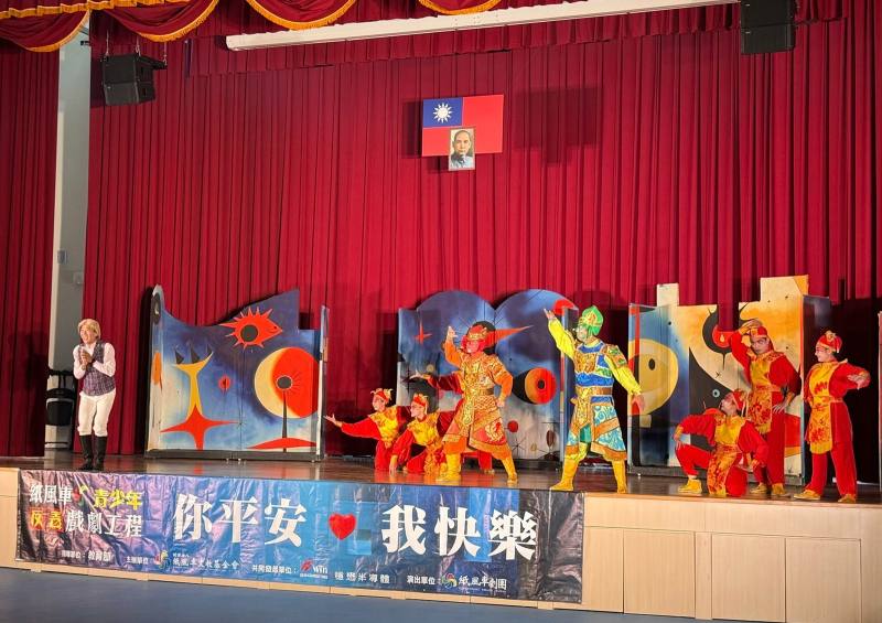 紙風車劇團演員扮演千里眼、順風耳提醒小朋友毒品的危害訊息