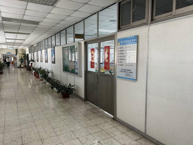 彰化縣政府推出童萌卡，家長可持卡前往商店購買嬰幼兒商品，縣府民政處規劃18日舉辦2場特約商店招募說明會，歡迎符合資格的店家提出申請