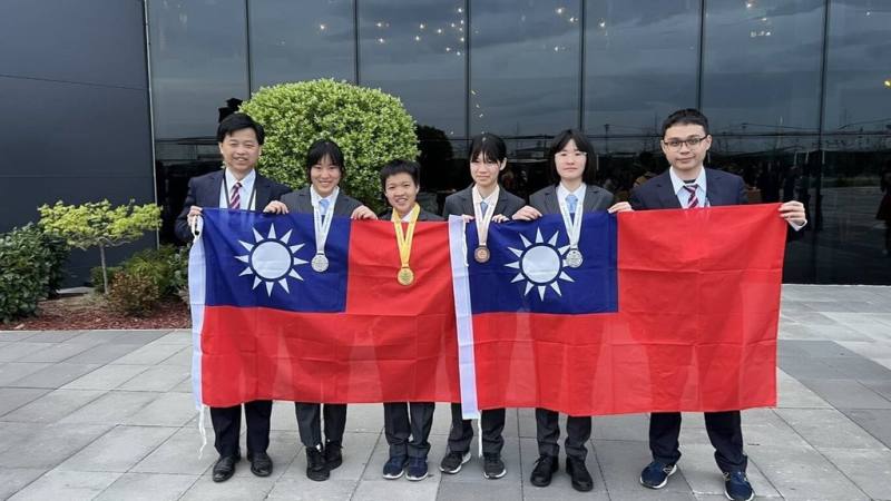 台灣學子參加在科索沃舉辦的2025年歐洲女子數學奧林匹亞競賽，抱回1金2銀1銅，國際排名第9。圖左起為副領隊、台灣師範大學數學系副教授林延輯、北一女中學生王宥涵、台中一中學生陳羿安、宜蘭高中學生林昀臻、新竹高商學生邱心柔及2018年、2019年國際數學奧林匹亞競賽銅牌得主鄭天盛也隨隊。（教育部提供）