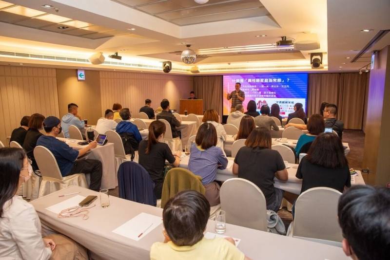 高雄市推動性別友善旅宿，16日於高雄翰品酒店舉辦「2025性別友善旅宿認證」第1場次主題講座，吸引21家高雄旅宿業者參與。（高雄市觀光局提供）