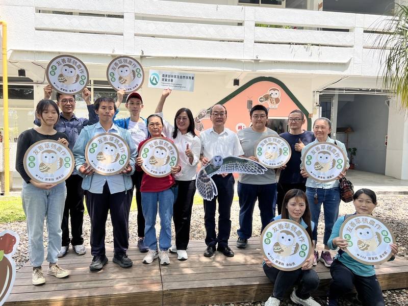 農業部林業及自然保育署屏東分署鼓勵農友採用友善農法，減少草鴞面臨人為威脅，並規畫「友善草鴞農產品標章」，屏東縣共有9名農民獲認證