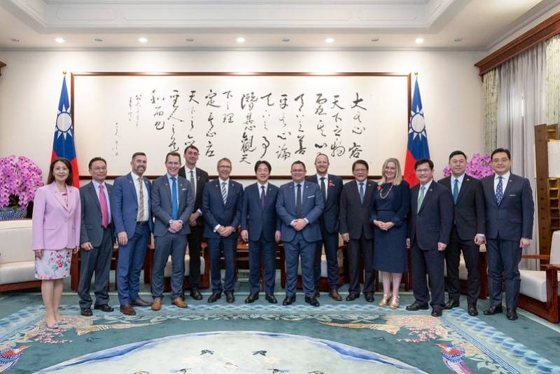 President Lai poses for a photo with a delegation from New Zealand's All-Party Parliamentary Group on Taiwan.