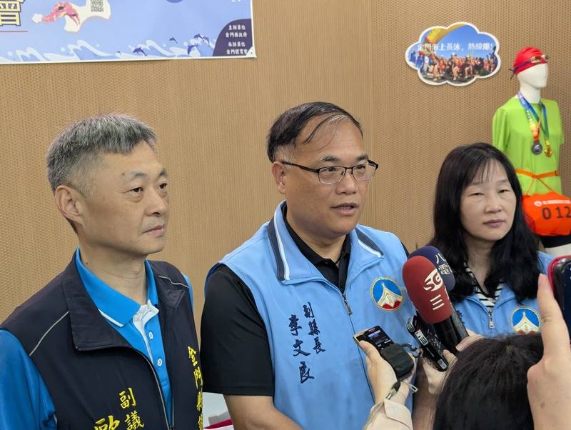 2025年金廈泳渡與金門海上長泳將分別在金門烈嶼海域登場，金門縣政府17日舉行活動記者會，金門副縣長李文良（中）接受媒體聯訪，說明賽事相關資訊