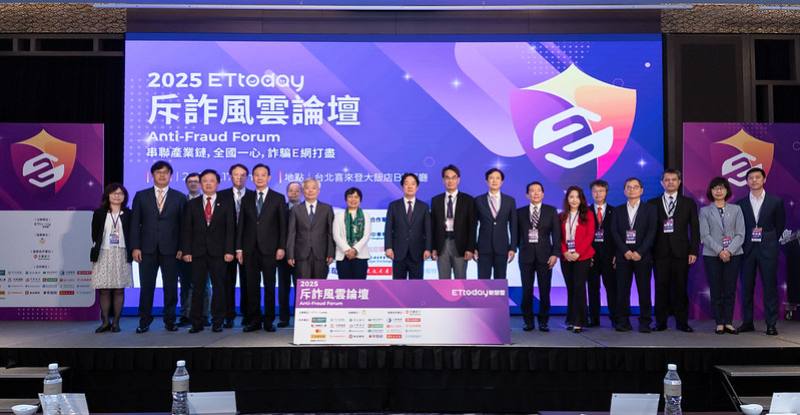 總統和出席人員合影