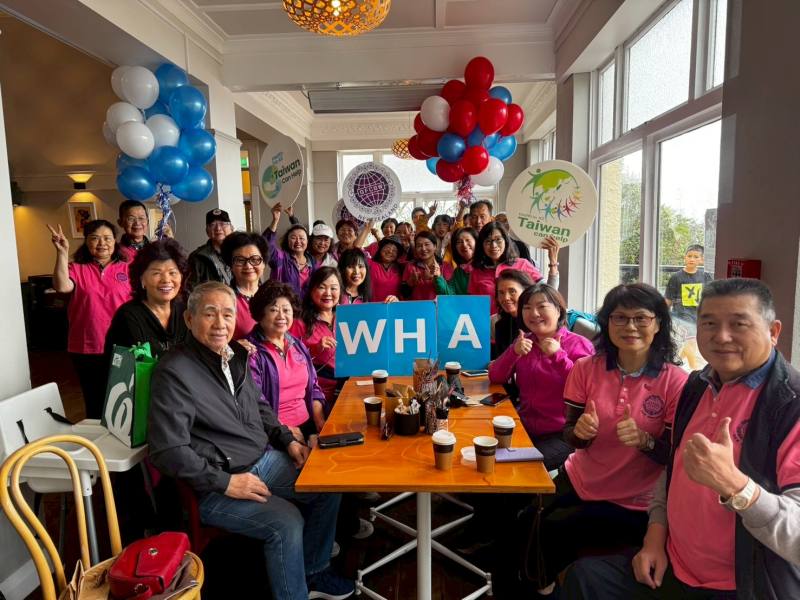 僑胞齊聲喊出口號、合影留念，氣氛歡樂振奮