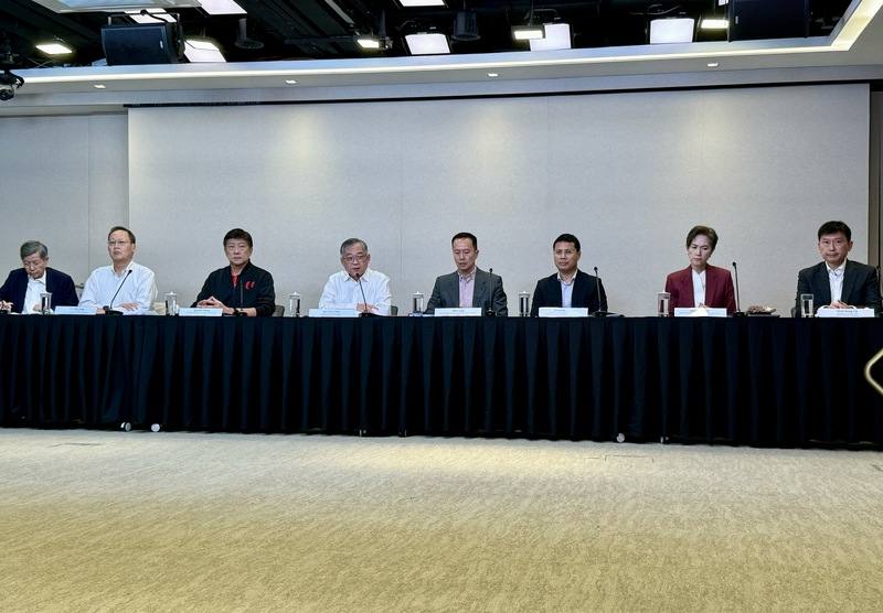 美國關稅議題持續發酵，新加坡成立「經濟韌性小組」，希望協助企業面對關稅對產業的衝擊。副總理顏金勇（左4）16日召開記者會說明政府措施