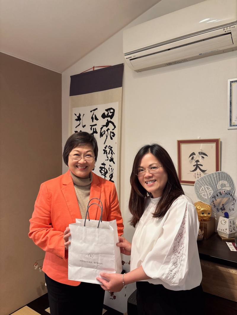 徐佳青與校長羅婷婷交換禮品