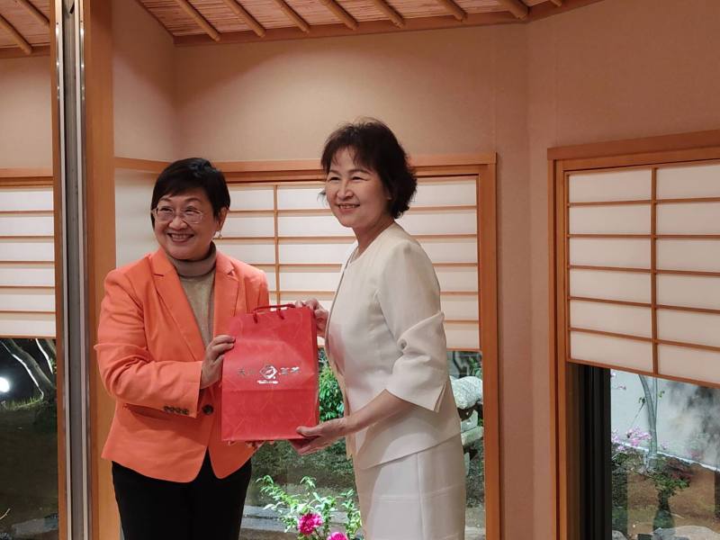 徐佳青與NPO石川縣臺灣交流促進協會理事長中川碧交換禮品