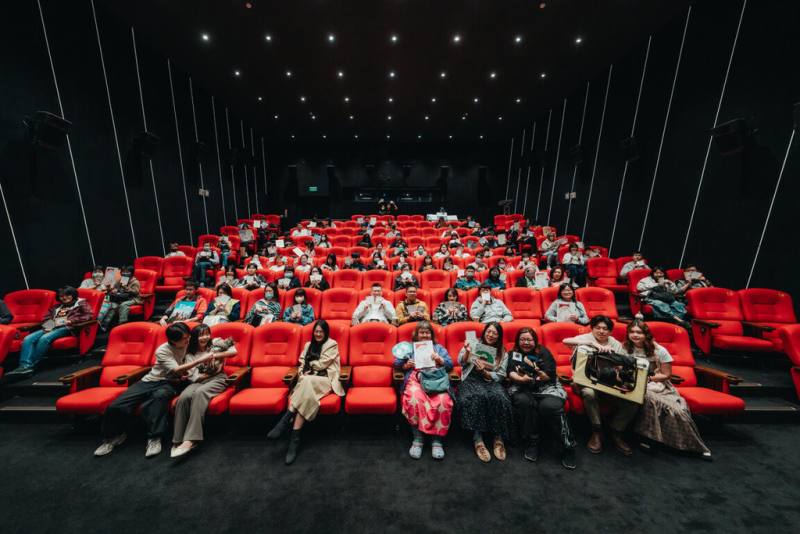 內惟藝術中心近日推出電影「喵的奇幻漂流」貓主限定場次，限時開賣反應熱烈，甚至提早額滿完售；18名貓主帶著愛貓一同觀影。（內惟藝術中心提供）