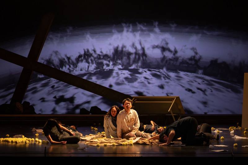 黑眼睛跨劇團製作的音樂意象劇場「末日前的冬之旅」，重寫作曲家舒伯特的孤獨與希望，設計出復刻古典與台語爵士同台雙戲版本。（黑眼睛跨劇團提供、攝影林政億）