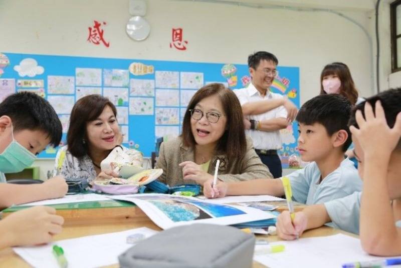海洋委員會管碧玲主委與基隆市邱佩琳副市長出席基隆市建德國小OSS教材公開觀課，與學生團隊討論海洋與人類的關係