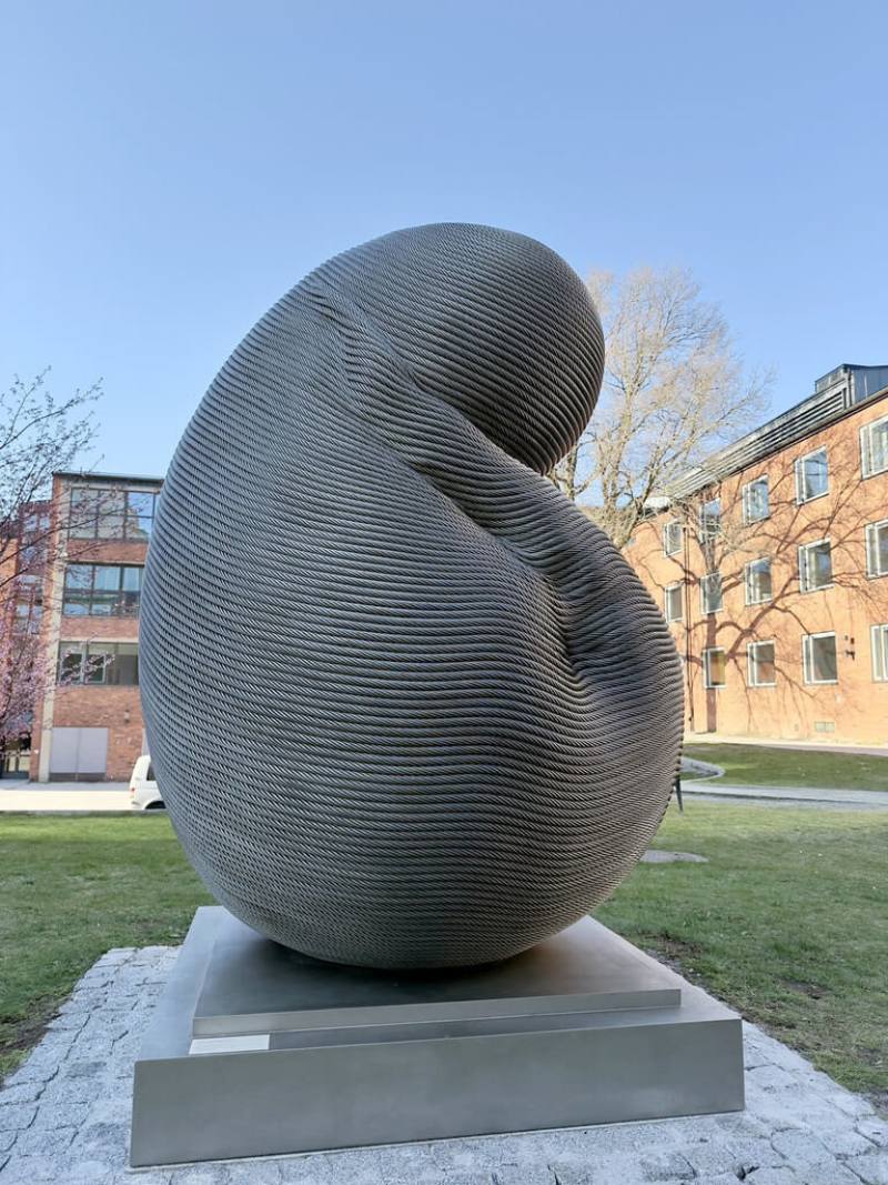 台灣知名雕塑藝術大師康木祥捐贈瑞典皇家理工學院（KTH）的作品─重生系列之「無限智」。（駐瑞典代表處提供）