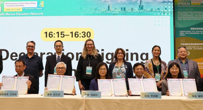 國家海洋研究院與中山大學合作辦理「國際太平洋海洋教育者網絡」研討會，16日由海委會主委管碧玲（前右3）、中山大學校長李志鵬（前右2）、國海院長陳璋玲（前右）等人共同發布「打狗宣言」，為全球未來推動海洋素養與海洋治理提供方向。（國海院提供）