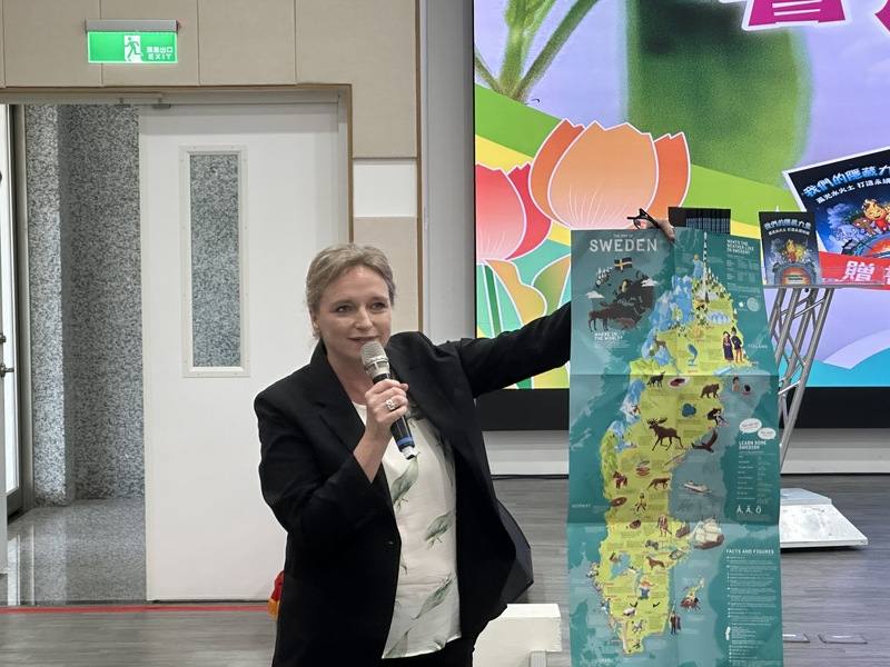響應422世界地球日，瑞典駐台辦事處特別贈送花蓮全縣126所國中小學童書繪本，亦與花蓮縣政府共同號召社會各界支持環境永續，瑞典駐台代表任荷雅（Helena Reitberger）（圖）並於會中向與會學童介紹瑞典