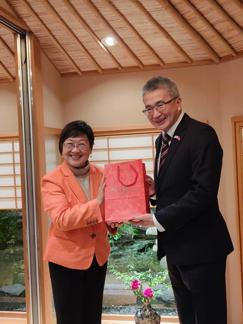 徐佳青與NPO石川縣臺灣交流促進協會名譽理事長陳文筆交換禮品
