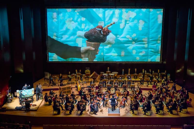 國家交響樂團、國家青年交響樂團、信誼基金會與無獨有偶工作室劇團攜手合作的《狗汪汪與神奇玩具屋》，透過音樂與偶戲，帶領觀眾走入「神探狗汪汪」與「紅傘小熊」的奇幻世界，為活動揭開序幕。（王永年提供）