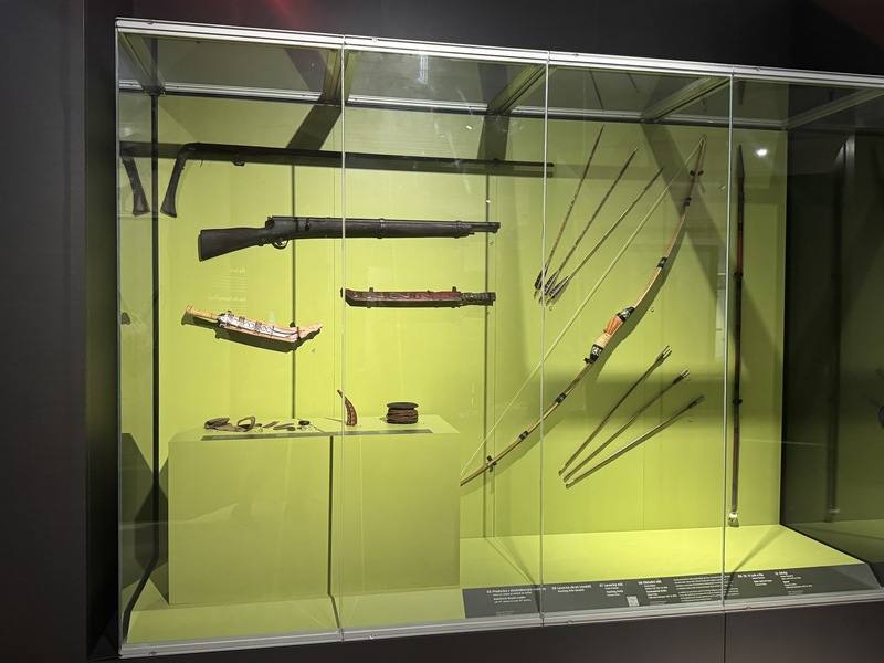 在捷克開幕的「獵人之徑．海人之道：台灣原住民族山林與海洋智慧」展出逾百件實體文物，介紹原住民族如何在多變自然環境中發展獨特的工藝、技術與生活智慧