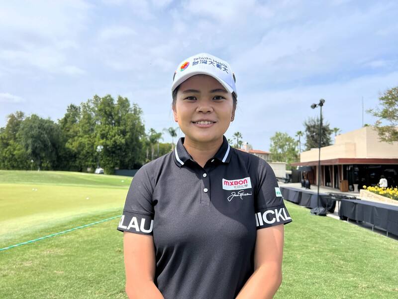 台灣高球女將徐薇淩（圖）備戰美國女子職業高爾夫巡迴賽（LPGA）洛杉磯錦標賽，接受中央社訪問，分享旅美11年以來，學會克服長途旅行、孤單面對賽事壓力的挑戰