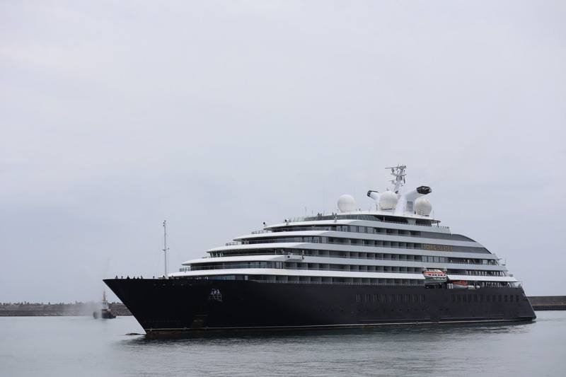 花蓮0403地震後的首艘國際郵輪「星凝天蝕2號」17日中午靠泊花蓮港，花蓮港務分公司特別以噴水禮相迎