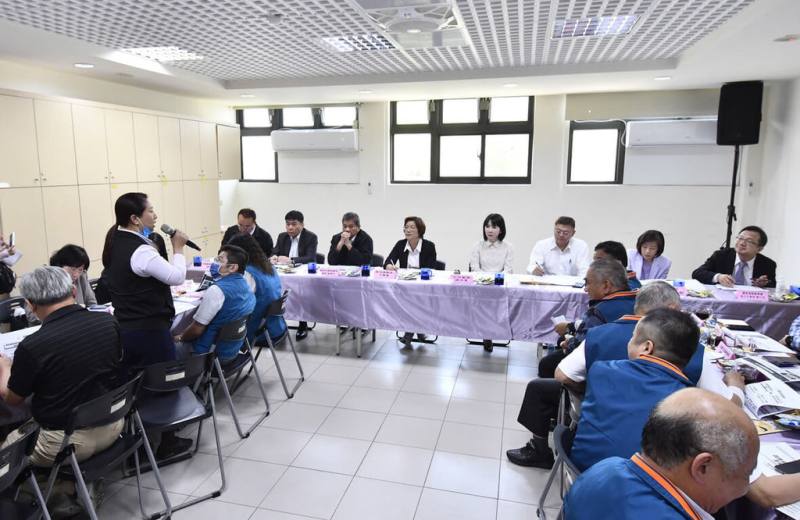 立法院經濟委員會17日考察彰化地區經濟建設概況，因應美國關稅政策，聽取彰化地區產業界心聲，包括彰化縣長王惠美（後左4）、國民黨立委謝衣鳯（後右4）等出席。（彰化縣政府提供）