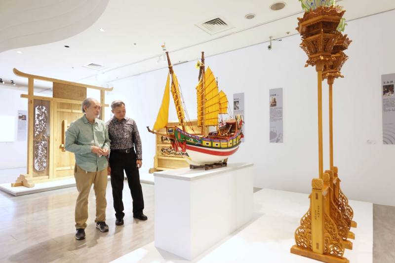 《南臺灣工藝大展─生活‧美學‧工藝》集結南部7縣市81位工藝藝術家，更有8位人間國寶，展出13種工藝類別144組，共215件的工藝經典之作。