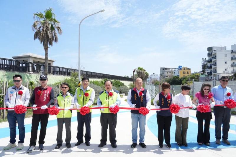 澎湖縣政府18日上午舉行「馬公西濱水岸南北串聯工程－陽光海岸計畫」啟用典禮，由縣長陳光復（左5）親自主持剪綵。（澎湖縣政府提供）