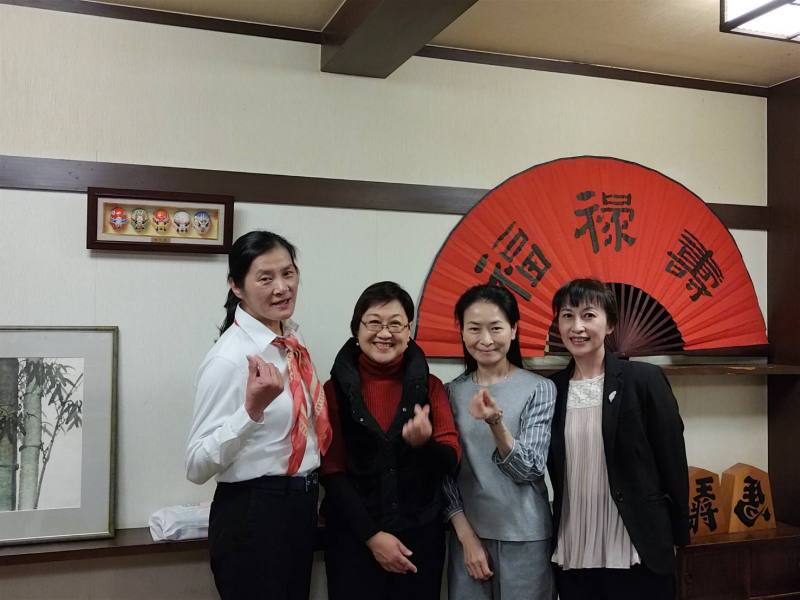 徐佳青(左二)與富山台灣總會會長吉田雅子(左一)等人合影