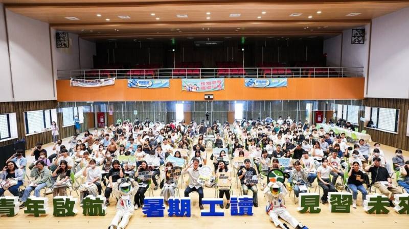 為讓大專青年學子體驗職場生活，屏東縣政府辦理公部門暑期工讀計畫，月薪為新台幣2萬8590元，地方創生見習行動今年提供60個見習生名額，21日起將開放報名。（屏東縣政府勞動暨青年發展處提供）