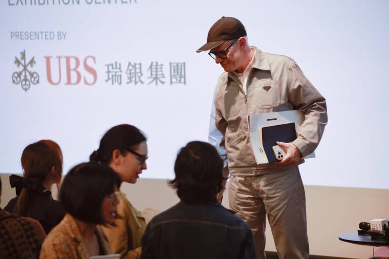 2025台北當代藝術博覽會主辦單位近期邀請國際知名策展人歐布瑞斯特（Hans Ulrich Obrist，另譯：奧布里斯特）（右）訪台，並在台北市立美術館發表演說，分享策展之道。（台北當代藝術博覽會提供）