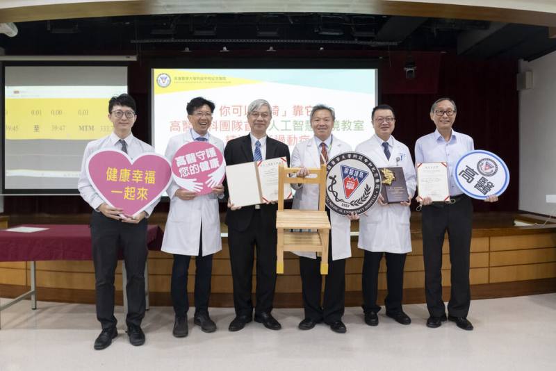 高雄醫學大學附設中和紀念醫院17日舉行記者會，分享ADHD人工智慧情境教室成果，高醫資訊室主任蔡仲城（左起）、小兒部部長徐仲豪、副院長盧鴻興、戴嘉言、小兒神經科主任林龍昌與小兒神經科醫師楊瑞成出席。（高醫提供）