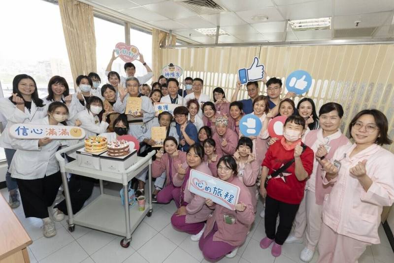 衛生福利部雙和醫院表示，嚴重心臟衰竭的病患在心臟外科醫療團隊協助下，進行長效型左心室輔助器植入手術，16日康復出院，照護團隊給予祝福，也同時安排等待心臟移植。（雙和醫院提供）