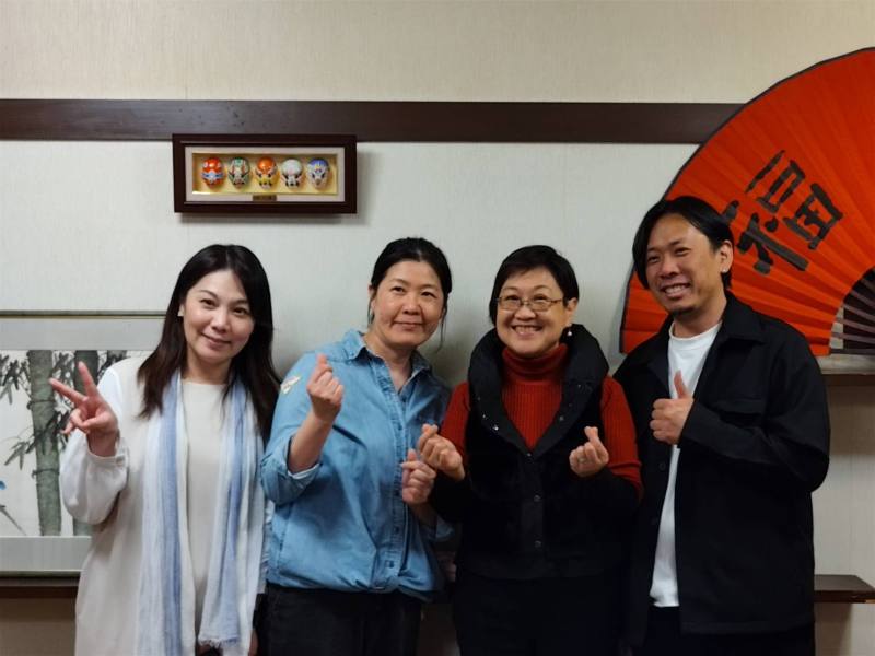 徐佳青(右二)與北陸地區臺灣朋友會會長陳雅雯(左二)等人合影