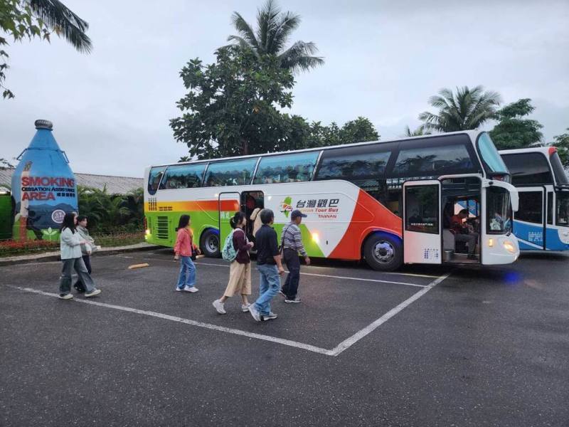 為促進國內旅遊，交通部觀光署每年夏季都會推出「台灣仲夏節Solar Festival in TAIWAN」活動，18日宣布，屏東地區的台灣觀巴套裝遊程自6月1日至9月1日祭出3折優惠。（觀光署提供）