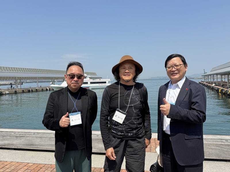 台灣藝術家王文志（中）以竹子作品「擁抱小豆島」參展瀨戶內國際藝術祭，文化部駐日台灣文化中心主任曾鈐龍（左）、駐大阪辦事處處長洪英傑（右）17日在香川縣高松港合影