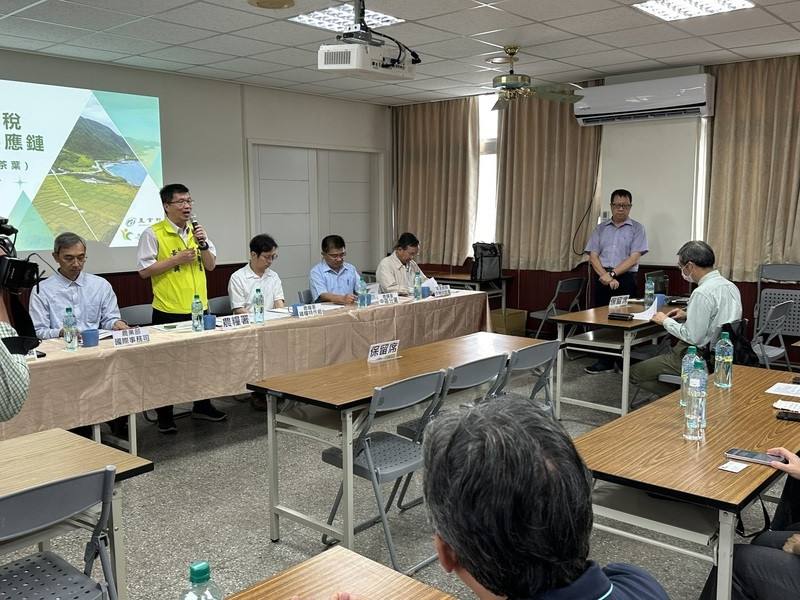 因應美國近期加徵關稅問題，農業部農糧署副署長黃昭興(左2)率相關單位在中區分署進行說明會，傾聽茶產業心聲。(圖：中央社)