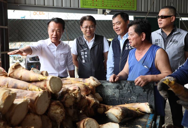 嘉義縣大林鎮上林蔬果生產合作社2025年首批外銷加拿大烏殼綠竹筍18日裝櫃。縣長翁章梁（左）前往視察，鼓勵農友持續提升品質、拓展海外市場