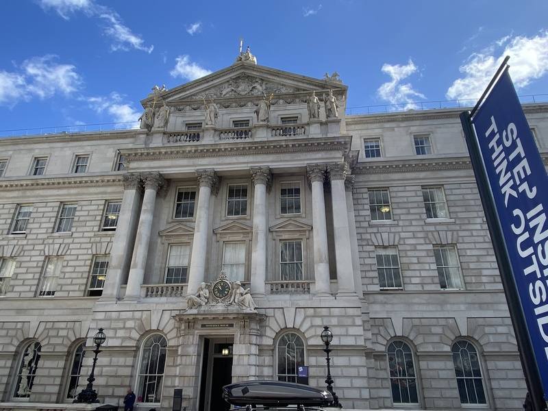 2025年索尼世界世界攝影大賽得獎者作品展出場地為英國倫敦薩默塞特宮，位於泰晤士河旁，歷史悠久，建築典雅。