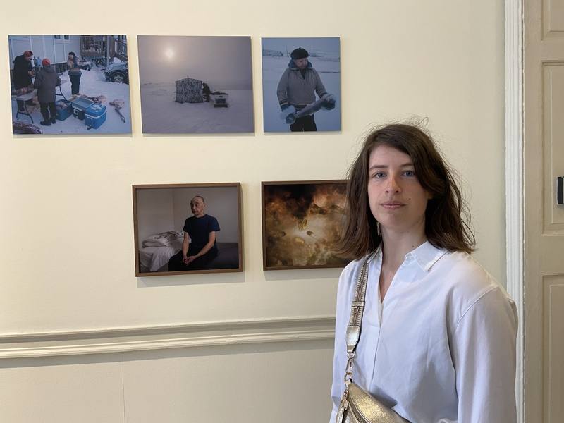 2025年索尼世界世界攝影大賽展覽現場英國倫敦薩默塞特宮，匯集來自全球各地得獎攝影師𦲷臨展場，圖為法國攝影師Juliette Pavy介紹自己的作品。